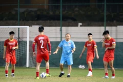 Huấn luyện viên Park Hang-seo chỉ đạo các cầu thủ trong buổi tập. (Ảnh: TTXVN phát)