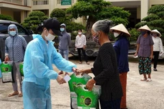 Trao tặng quà cho các hộ nghèo, hộ cận nghèo, người có hoàn cảnh khó khăn. (Ảnh: Tuấn Anh/TTXVN)