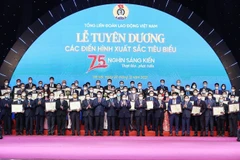 Thủ tướng Phạm Minh Chính với các điển hình xuất sắc tiêu biểu. (Ảnh: Dương Giang/TTXVN)