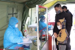 Người dân đến khám tại Bệnh viện đa khoa tỉnh Lạng Sơn. (Ảnh: Quang Duy/TTXVN)