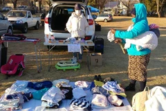 Hội chợ ủng hộ người nghèo chịu ảnh hưởng bởi dịch COVID-19 tại thủ đô Pretoria, Nam Phi. (Ảnh: Phi Hùng/TTXVN)