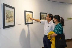 Đại biểu tham quan triển lãm. (Ảnh: Trần Lê Lâm/TTXVN)