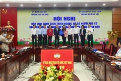 Ký biên bản bàn giao danh sách trích ngang, hồ sơ người ứng cử đại biểu Quốc hội khóa XV và đại biểu HĐND thành phố Hà Nội khóa XVI. (Ảnh: Nguyễn Thắng/TTXVN)
