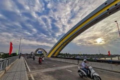 Người dân di chuyển trên cầu Quang Trung, Cần Thơ. (Ảnh: Thanh Liêm/TTXVN)