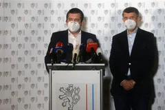 Thủ tướng Andrej Babis (phải) và Ngoại trưởng Jan Hamacek tại cuộc họp báo ở Prague, CH Séc, ngày 17/4/2021. (Ảnh: AFP/TTXVN)