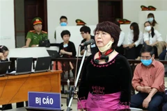 Bị cáo Lê Thị Tuyết Lan khai báo trước tòa. (Ảnh: Phạm Kiên/TTXVN)