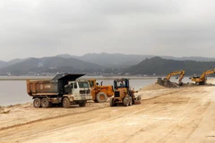 Công ty Phương Đông huy động phương tiện khắc phục hậu quả sai phạm, hoàn nguyên hiện trạng ban đầu. (Ảnh: Văn Đức/TTXVN)