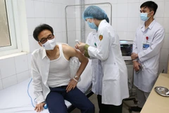 Phó Thủ tướng Vũ Đức Đam tiêm thử nghiệm vaccine COVID-19. (Nguồn: baochinhphu.vn/)