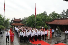 Thay mặt đồng bào cả nước, lãnh đạo tỉnh Phú Thọ và đại diện các cấp chính quyền, đoàn thể đã thành kính tổ chức lễ giỗ Đức Quốc tổ Lạc Long Quân. (Ảnh : Trung Kiên/TTXVN)