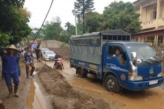 Giao thông bị ảnh hưởng nghiêm trọng sau trận lũ ống ở Lào Cai. (Ảnh TTXVN phát)