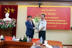 Tân Phó Thủ tướng Chính phủ Lê Minh Khái tặng hoa chúc mừng tân Tổng Thanh tra Chính phủ Đoàn Hồng Phong. (Nguồn: thanhtra.com.vn)