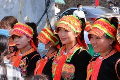 Các cô gái Dao trong trang phục truyền thống đi dự lễ hội Then Kin Pang ở huyện Phong Thổ. (Ảnh: Nguyễn Oanh/TTXVN)