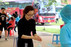 Công dân rửa tay khử khuẩn tại khu cách ly. (Ảnh: Thanh Hải/TTXVN)