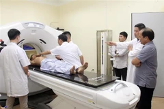 Đội ngũ y, bác sỹ, kỹ thuật viên Bệnh viện Đa khoa tỉnh Hưng Yên thực hiện xạ trị cho bệnh nhân ung thư. (Ảnh: Phạm Kiên/TTXVN)