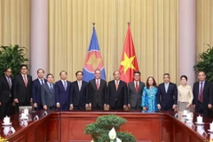 Chủ tịch nước Nguyễn Xuân Phúc với Đại sứ, Đại biện các nước thành viên ASEAN. (Ảnh: Thống Nhất/TTXVN)