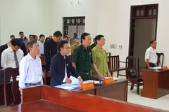 Ông Nguyễn Văn Dũng cùng người đại diện ủy quyền và các luật sư tham gia phiên tòa.