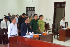 Ông Nguyễn Văn Dũng cùng người đại diện ủy quyền và các luật sư tham gia phiên tòa.