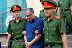 Dẫn giải bị cáo Phạm Công Danh về trại giam. (Ảnh: Hoàng Hải/TTXVN)