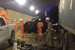 Hai ôtô đầu kéo đâm nhau trong hầm Hải Vân gây ách tắc nghiêm trọng