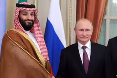 Tổng thống Nga Vladimir Putin gặp Thái tử Saudi Arabia Mohammed bin Salman sau hội nghị G20. (Nguồn: AFP)