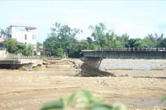 Cầu Ngòi Thia thời điểm bị sập tháng 10/2017.