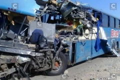 Xe buýt đâm xe tải trên đường cao tốc, 57 người thương vong