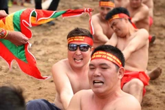 Cuồng nhiệt xem hàng chục trai đinh cơ bắp thi kéo co ngồi