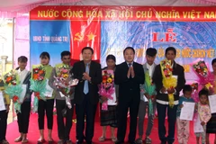 Quang cảnh lễ trao Quyết định của Chủ tịch nước cho nhập Quốc địch Việt Nam đối với 119 người Lào đang sinh sống tại xã A Dơi. (Ảnh: Trịnh Bang Nhiệm/TTXVN)