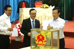 Các đại biểu Hội đồng Nhân dân tỉnh tiến hành bỏ phiếu tín nhiệm các chức danh do Hội đồng Nhân dân tỉnh bầu. (Ảnh: Minh Tâm/Vietnam+)