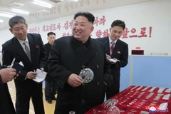 Ảnh tư liệu: Nhà lãnh đạo Triều Tiên Kim Jong-un thăm nhà máy sản xuất kính Taegwan ở tỉnh Bắc Pyongan ngày 18/11/2018. (Nguồn: YONHAP/TTXVN)