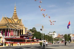 Thả bóng bay và chim bồ câu cầu chúc hòa bình trước Hoàng cung bên bờ sông Chaktomuk. (Nguồn: TTXVN)