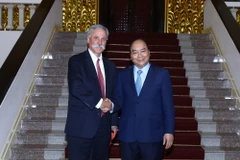 Thủ tướng Nguyễn Xuân Phúc tiếp ông Chase Carey, Chủ tịch kiêm Giám đốc điều hành Tập đoàn Formula One. (Ảnh: Thống Nhất/TTXVN)