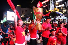 Người hâm mộ bóng đá trên phố đi bộ Nguyễn Huệ. (Ảnh: Xuân Dự/TTXVN)