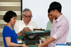 Tiếp nhận máy đánh chữ cổ từ những năm 1960 của nhà báo Quảng Ninh. (Ảnh: Văn Đức/TTXVN)