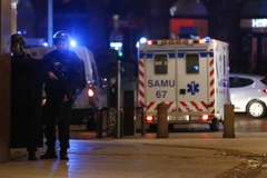 Lực lượng an ninh Pháp gác tại hiện trường vụ nổ súng ở chợ Giáng sinh Strasbourg tối 11/12/2018. (Nguồn: THX/TTXVN)