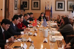 Đoàn đại biểu thành phố Hà Nội hội đàm với lãnh đạo thủ đô Athens. (Ảnh: Anh Tuấn/Vietnam+)