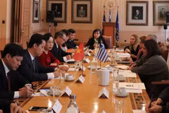 Đoàn đại biểu thành phố Hà Nội hội đàm với lãnh đạo thủ đô Athens. (Ảnh: Anh Tuấn/Vietnam+)