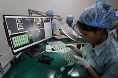 Sản xuất linh kiện điện tử tại Công ty Cổ phần Manutronic Việt Nam, Khu công nghiệp Tiên Sơn, huyện Tiên Du, tỉnh Bắc Ninh. (Ảnh: Trần Việt/TTXVN)