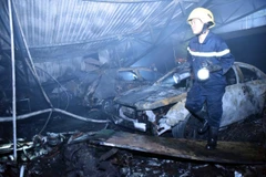 Hình ảnh hiện trường vụ cháy lớn thiêu rụi gara ôtô ở Nam Trung Yên 