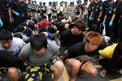Một nhóm tội phạm người Trung Quốc bị bắt giữ ở Campuchia năm 2016. (Nguồn: AFP)