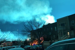 Ánh sáng màu xanh bạc khác thường xuất hiện sau vụ nổ gây hỏa hoạn nhà máy điện Con Edison ở khu vực Queens, thuộc thành phố New York . (Nguồn: nbcnewyork.com)