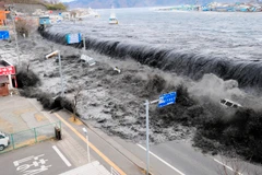Sóng thần bất ngờ tàn phá vùng bờ biển quanh Eo biển Sunda, Indonesia tối 22/12/2018. (Nguồn: BPBD Serang/ TTXVN)