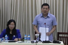 Giám đốc Sở Tài nguyên và Môi trường Thành phố Hồ Chí Minh Nguyễn Toàn Thắng trả lời các câu hỏi về các dự án chậm triển khai. (Ảnh: Xuân Dự/TTXVN)