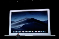 CEO Apple Tim Cook giới thiệu về mấu máy tính MacBook Air mới. (Nguồn: Reuters)