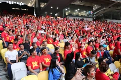 Hình ảnh cổ động viên Việt Nam phủ đỏ khán đài sân Bukit Jalil