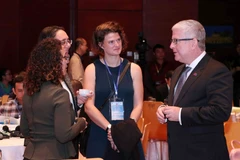 Các đại biểu quốc tế trao đổi bên lề hội thảo. (Ảnh: Văn Điệp/TTXVN)