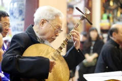 Lão nghệ nhân dân gian Hoàng Trọng Kha, 96 tuổi, đàn và hát văn tại Chương trình trải nghiệm: “Hát văn thi-Một thời vang bóng.” (Ảnh: Anh Tuấn/TTXVN)