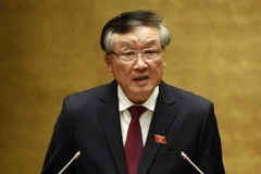 Chánh án Tòa án nhân dân Tối cao Nguyễn Hòa Bình trình bày Báo cáo việc thực hiện các nghị quyết của Quốc hội về hoạt động giám sát chuyên đề, chất vấn tại kỳ họp từ đầu nhiệm kỳ đến hết kỳ họp thứ tư, Quốc hội khóa XIV. (Ảnh: Văn Điệp/TTXVN)