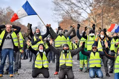 Người biểu tình "Áo vàng" phản đối chi phí sinh hoạt đắt đỏ tại Paris, Pháp ngày 8/12/2018. (Nguồn: THX/TTXVN)