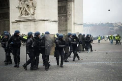 Cảnh sát chống bạo động Pháp trấn áp người biểu tình Áo vàng ở trung tâm thủ đô Paris. (Nguồn: AFP)